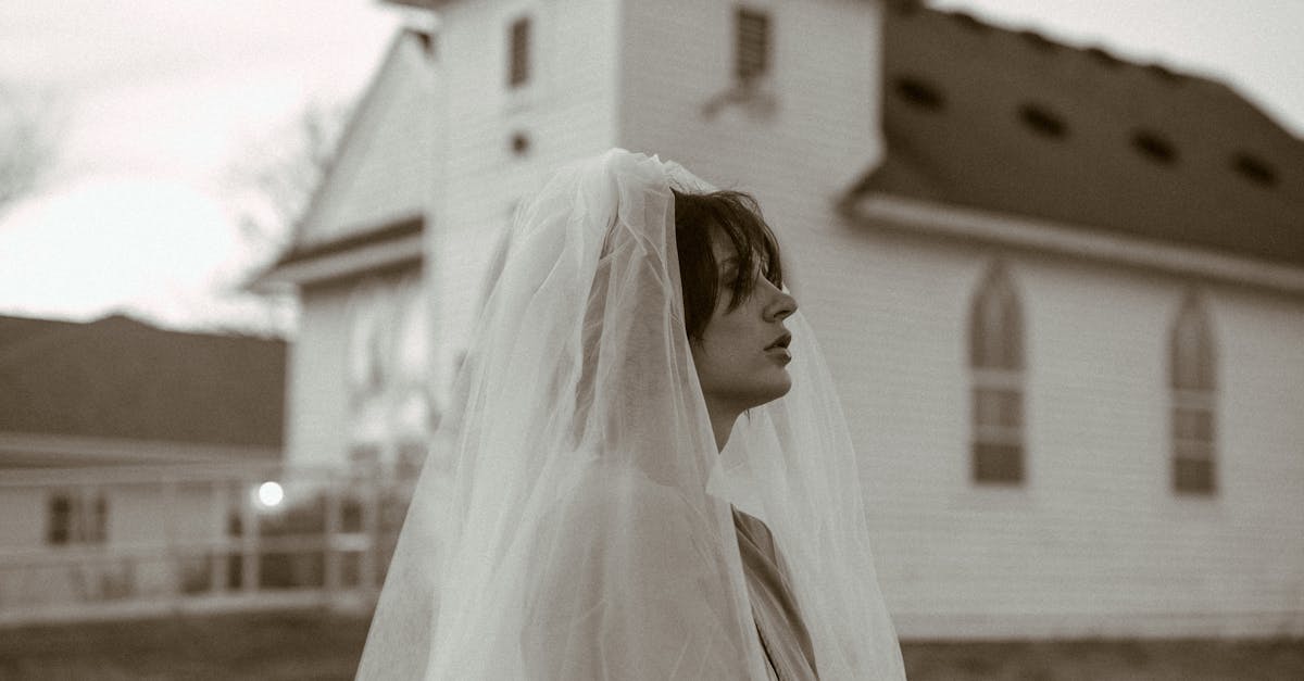 How to Achieve a Vintage Updo with Retro Glamour for Your Wedding